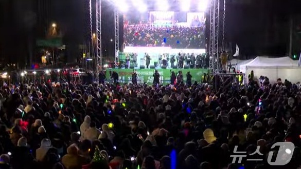 24일 오후 윤석열즉각퇴진·사회대개혁 비상행동의 주최로 경복궁 4번역 출구 인근에서 열린 '메리퇴진 크리스마스 콘서트'가 열리고 있다.