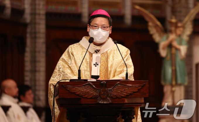 천주교 서울대교구장 정순택 대주교가 25일 서울 중구 명동성당에서 성탄 대축일 밤 미사를 집전하고 있다.(공동취재) 2024.12.25/뉴스1 ⓒ News1 구윤성 기자