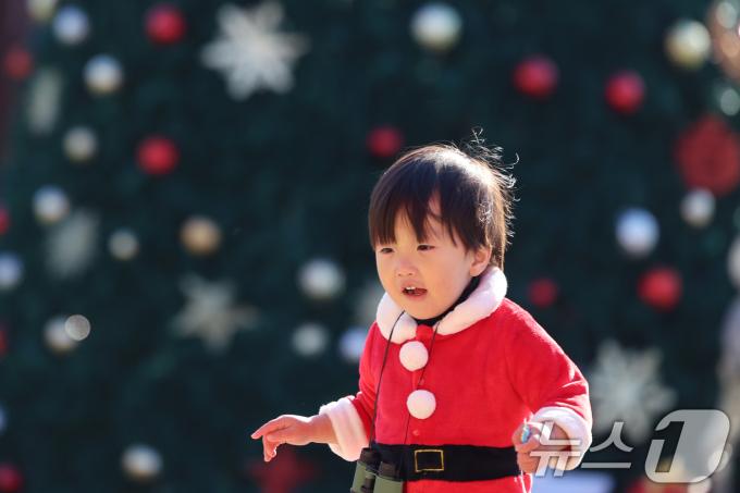 성탄절을 하루 앞둔 24일 용산공원 장교숙소5단지에서 열린 '해피크리스마스 빌리지'에서 산타 복장을 한 어린이가 즐거운 시간을 보내고 있다. 2024.12.24/뉴스1 ⓒ News1 황기선 기자