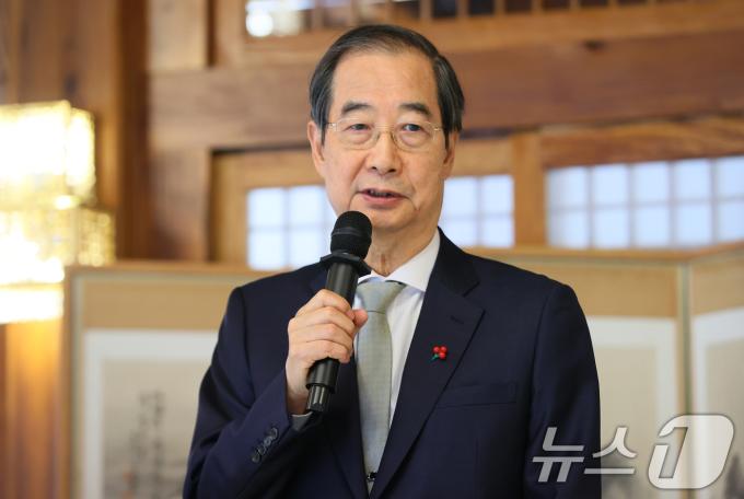 한덕수 대통령 권한대행 국무총리가 24일 오후 서울 종로구 국무총리 공관에서 열린 서울재팬클럽 오찬간담회에서 인사말을 하고 있다. (국무총리실 제공) 2024.12.24/뉴스1 ⓒ News1 장수영 기자