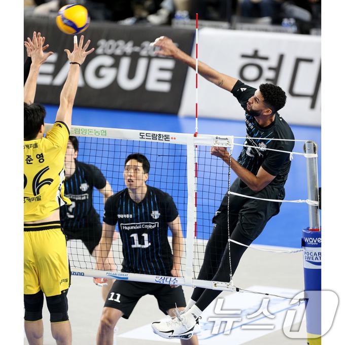 6일 천안 유관순체육관에서 열린 24-25시즌 도드람 v-리그 현대캐피탈과 KB손해보험 경기에서 현대캐피탈 레오가 스파이크를 하고 있다. (현대캐피탈 제공) 2024.12.6/뉴스1 ⓒ News1 김명섭 기자