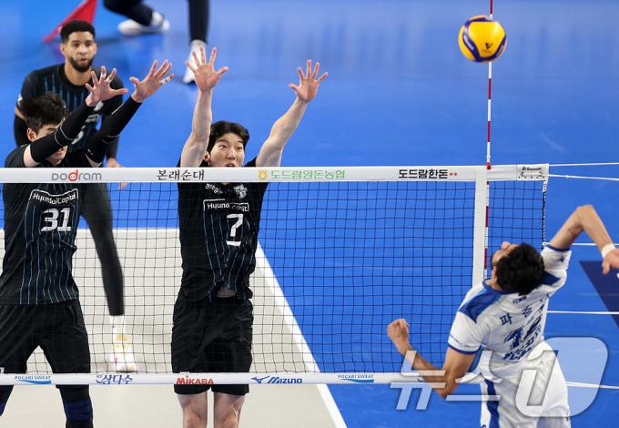 10일 천안 유관순체육관에서 열린 2024-2025 프로배구 도드람 V-리그 현대캐피탈과 삼성화재 경기에서 현대캐피탈 허수봉과 정태준이 블로킹을 시도하고 있다. (현대캐피탈 배구단 제공) 2024.11.10/뉴스1