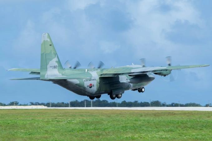 8일 괌 앤더슨 공군기지에서 공군 C-130 수송기가 이륙하고 있다.(미 국방부 제공)