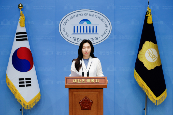 더불어민주당이 민의힘 비상대책위원장에 권영세 의원이 지명된 것과 관련해 비판했다. 사진은 강유정 더불어민주당 원내대변인./사진=뉴시스 
