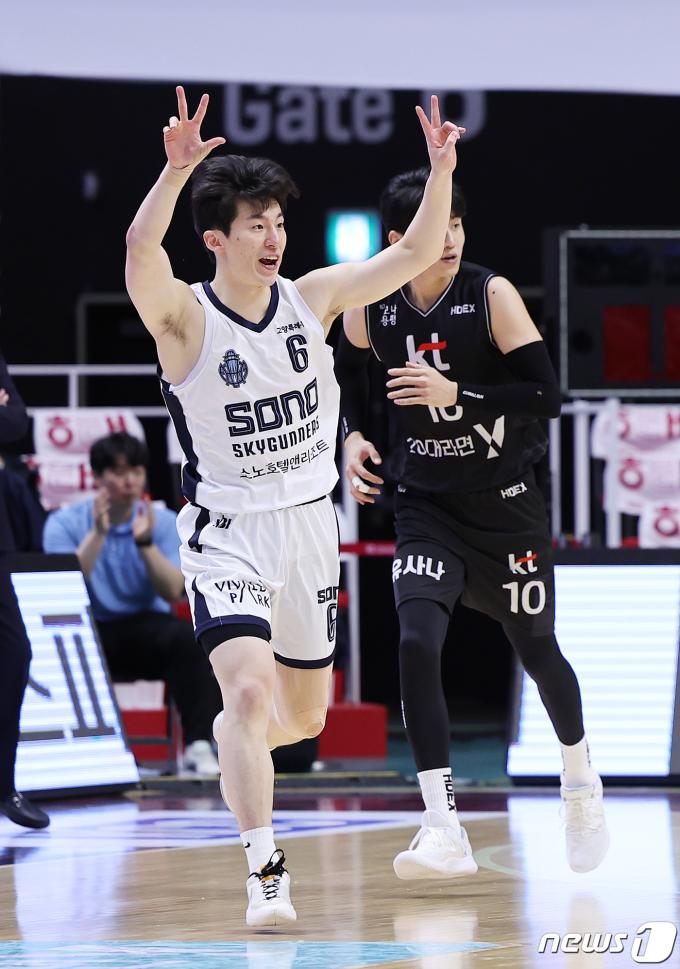 5일 오후 경기 수원시 권선구 수원KT소닉붐아레나에서 열린 '2023-2024 정관장 프로농구' 수원 KT 소닉붐과 고양 소노 스카이거너스의 경기에서 소노 이정현이 3점슛을 넣은 후 기뻐하고 있다. 2023.12.5/뉴스1 ⓒ News1 이재명 기자