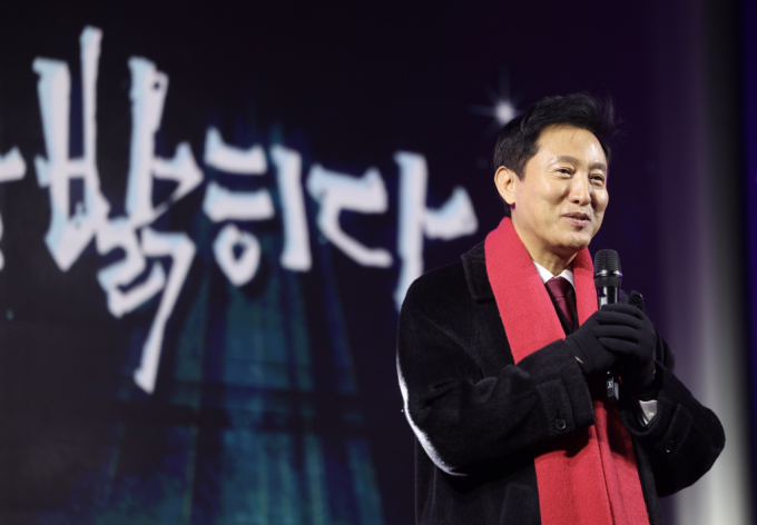 오세훈 서울시장이 25일 자신의 페이스북에 2036년 서울올림픽 유치 의지를 내비쳤다. 사진은 전날 서울 중구 명동대성당에서 열린 ‘2024 명동, 겨울을 밝히다’ 특집 공개방송에 출연한 오 시장. /사진=뉴시스