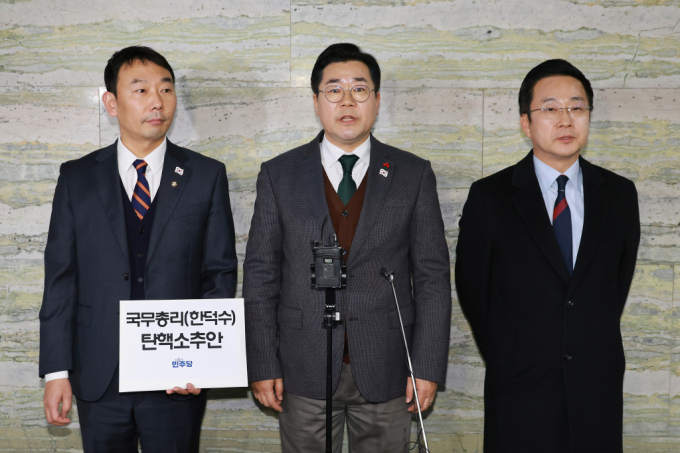 김용민(왼쪽부터) 더불어민주당 원내정책수석부대표와 박찬대 원내대표, 박성준 원내수석부대표가 24일 서울 여의도 국회 의안과 앞에서 '국무총리 한덕수 탄핵소추안' 제출 보류 이유를 밝히고 있다./사진=뉴스1(공동취재) 
