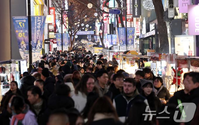 24일 오후 서울 중구 명동거리가 성탄절 분위기를 만끽하려는 시민과 관광객들로 북적이고 있다. 2024.12.24/뉴스1 ⓒ News1 구윤성 기자