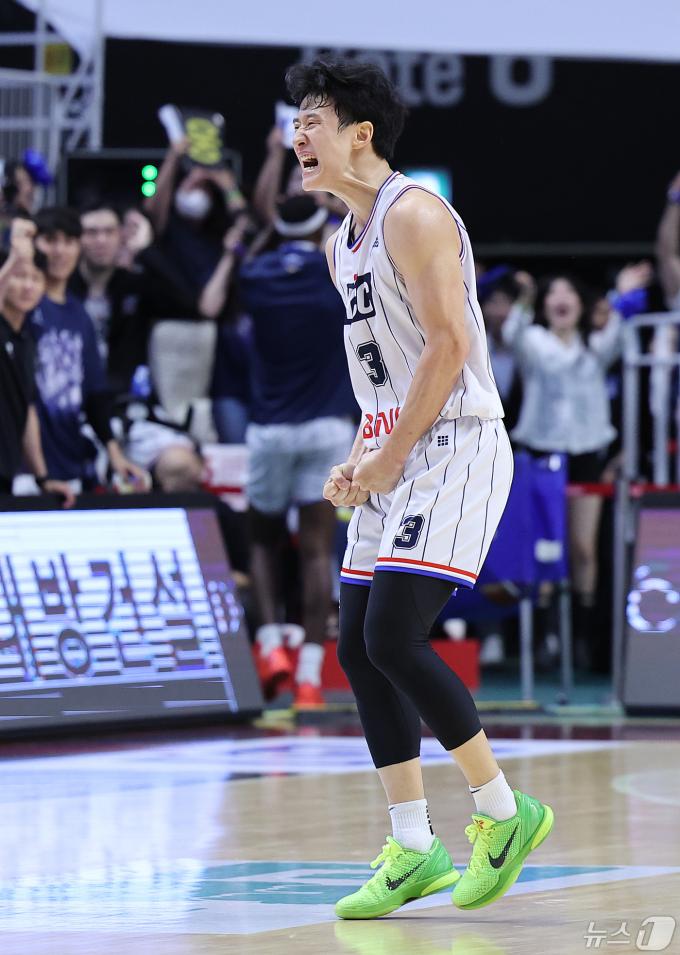 5일 오후 경기도 수원시 권선구 수원KT소닉붐아레나에서 열린 '2023-2024 정관장 프로농구' 챔피언결정전 5차전 수원 KT와 부산 KCC의 경기에서 부산 허웅이 슛을 넣은 후 기뻐하고 있다. 2024.5.5/뉴스1 ⓒ News1 이재명 기자