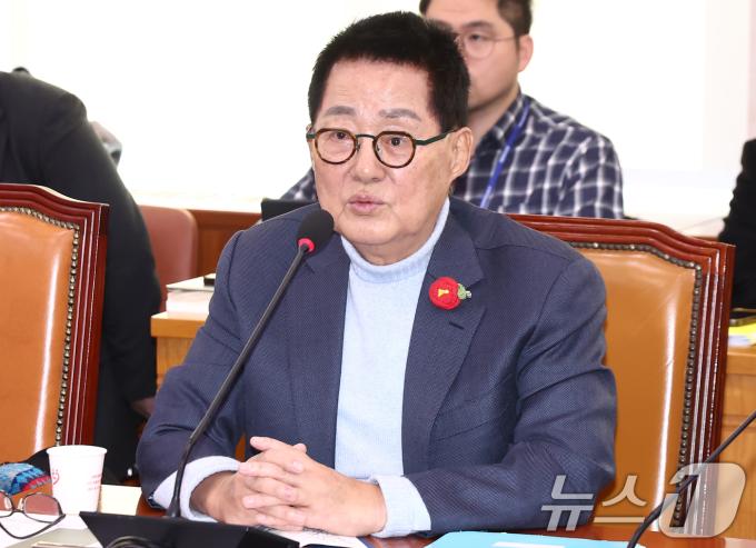 박지원 더불어민주당 의원이이 6일 오전 서울 여의도 국회에서 열린 법제사법위원회 전체회의에서 의사진행과 관련해 발언하고 있다. 2024.12.6/뉴스1 ⓒ News1 김민지 기자