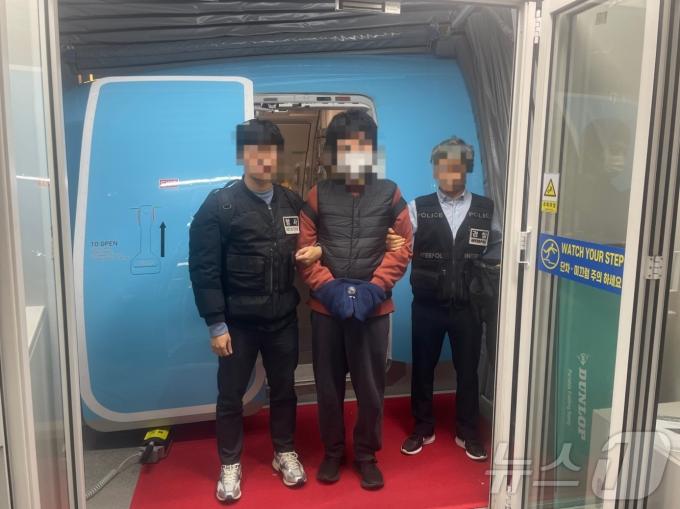 25일 오후 중고거래 상습 사기 혐의를 받는 A씨가 인천공항을 통해 일본에서 국내로 송환되고 있다. (경찰청 제공)