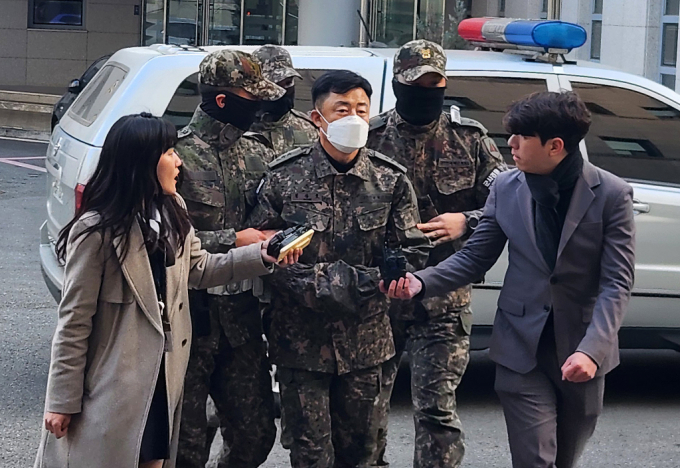 '12.3 비상계엄 사태'를 수사 중인 고위공직자범죄수사처(공수처)가 문상호 전 국군정보사령관의 구속 기한을 연장하고 그의 신병을 곧 군검찰에 이첩할 계획이다. 사진은 지난 20일 서울 용산구 중앙지역군사법원에서 열리는 구속 전 피의자 심문(영장실질심사)에 출석한 문상호 국군정보사령관. /사진=뉴스1