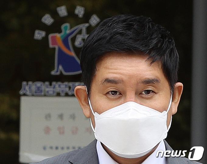 1조6000억원대의 환매 사태를 부른 헤지펀드 운용사인 라임자산운용의 '전주'로 알려진 김봉현 전 스타모빌리티 회장이 11일 전자발찌를 끊고 도망갔다. 서울남부지검은 이날 