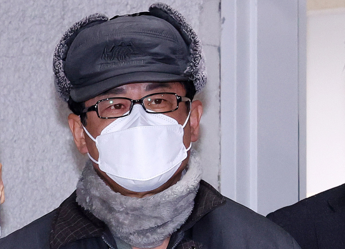 검찰이 26일 12·3 비상계엄 사태를 기획 의혹을 받는 노상원 전 정보사령관 첫 소환조사에 나선다. 사진은 노 전 사령관이 지난 24일 서울 은평구 서부경찰서에서 검찰로 송치되는 모습. /사진=뉴스1 