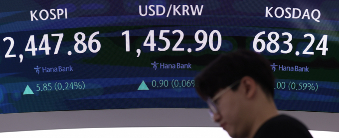 코스피와 코스닥지수가 상승 출발한 24일 오전 서울 중구 하나은행 딜링룸 전광판에 지수가 표시되고 있다./사진=뉴스1