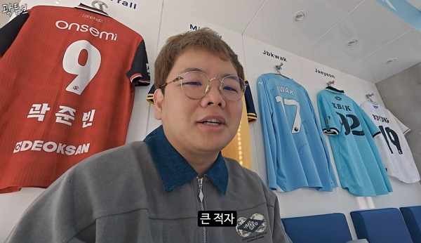 크리에이터 곽튜브가 적자 위기를 맞았다. 사진은 곽컴퍼니 사무실에 출연해 근황을 전하는 곽튜브의 모습. /사진=곽튜브 유튜브 캡처