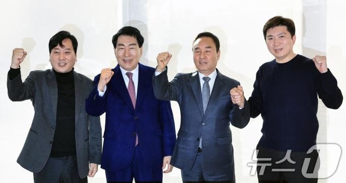대한체육회장 선거에 출사표를 던진 박창범 전 대한우슈협회장(왼쪽부터)과 안상수 전 인천시장, 강신욱 단국대 명예교수, 유승민 전 대한탁구협회장이 17일 오후 서울 마포구 마포대로 호텔 나루 서울 엠갤러리에서 가진 후보 단일화 논의 위한 긴급 회동에서 기념 촬영읕 하고 있다.  2024.12.17/뉴스1 ⓒ News1 박정호 기자