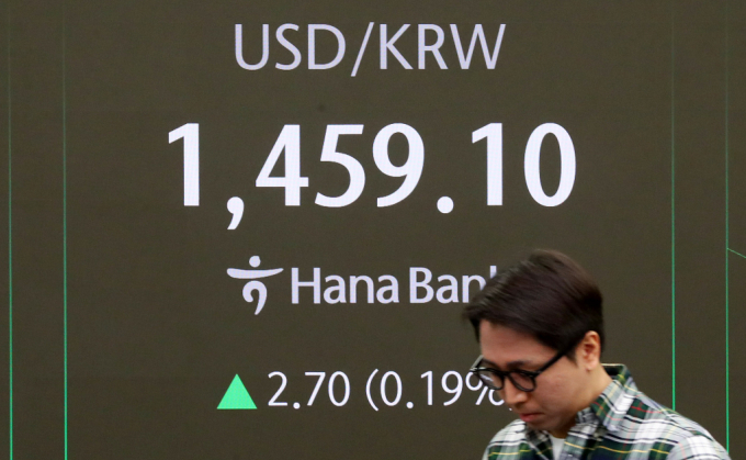 코스피가 전 거래일(2440.52)보다 9.00포인트(0.37%) 상승한 2449.52에 개장한 26일 오전 서울 중구 하나은행 딜링룸 전광판에 지수가 표시되고 있다. /사진=뉴시스