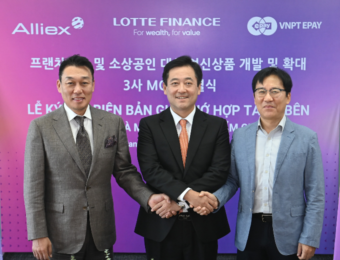 롯데카드가 베트남 현지 가맹점주 대상 대출 시장에 진출했다고 26일 밝혔다. 지난 25일 베트남 하노이 경남 랜드마크타워에서 공성식 롯데파이낸스 베트남 법인장(가운데)과 박병건 알리엑스 대표이사(왼쪽), 김제희 VNPT EPAY 대표이사(오른쪽)가 기념촬영을 하고 있다./사진=롯데카드