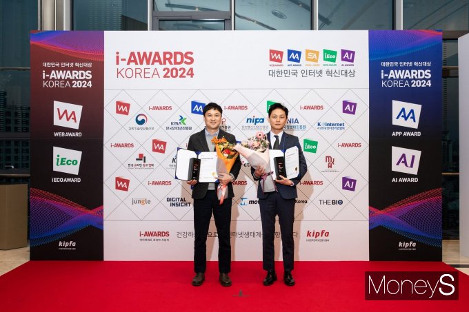 광주은행은 최근 한국인터넷전문가협회가 주최한 '아이어워즈 코리아(i-AWARDS KOREA) 2024'에서 모바일금융 혁신분야와 스마트앱어워드 은행분야에서 각각 영예의 대상을 수상했다. 왼쪽 선종윤 광주은행 디지털플랫폼부장/사진=광주은행 제공.