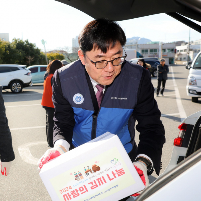 '사랑의 김치 나눔 한마당' 행사에 참여한 이상욱 고리원자력본부장이 준비한 김치를 전달하고 있다./사진=고리본부