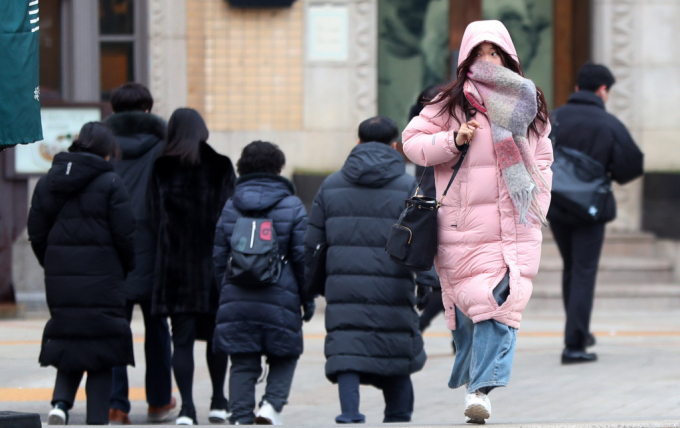 27일 전국이 영하권의 추위와 눈 혹은 비가 내릴 전망이다. 사진은 지난 23일 서울 시내를 지나가는 시민들의 모습. /사진=뉴시스