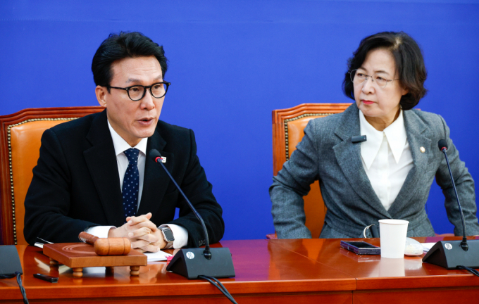 더불어민주당이 12·3 내란사태와 관련해 결정적인 제보를 한 이들의 형을 낮추고 항명한 사람들에게는 포상을 지급하는 내용의 '12·3 윤석열 내란사태의 진상 규명과 재발 방지를 위한 특별법안'을 제정하겠다고 밝혔다. 사진은 26일 김민석 더불어민주당 내란극복·국정안정특위 위원장(왼쪽)과 추미애 내란진상조사단장이 서울 여의도 국회에서 특위 회의를 주재하고 있는 모습. /사진=뉴스1