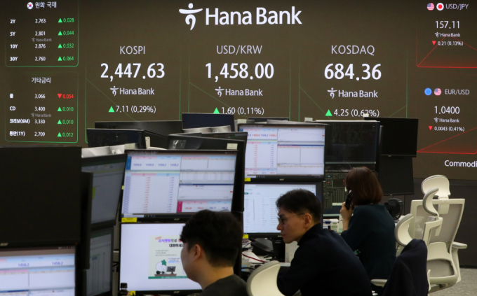  코스피가 전 거래일(2440.52)보다 9.00포인트(0.37%) 상승한 2449.52에 개장한 26일 오전 서울 중구 하나은행 딜링룸 전광판에 지수가 표시되고 있다./사진=뉴시스 