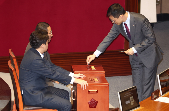 윤석열 대통령에 대한 탄핵에 공개 찬성한 김상욱 국민의힘 의원이 헌법재판관 표결에 참석하지 않을 것이란 당의 의견과 달리 표결에 참석했다. 사진은 26일 서울 여의도 국회에서 열린 제420회국회(임시회) 제1차 본회의에서 '헌법재판소 재판관(마은혁, 정계선, 조한창) 선출안'에 대해 표결을 진행 중인 김상욱 국민의힘 의원의 모습. /사진=뉴시스