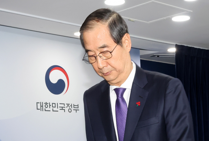 한덕수 대통령 권한대행에 대한 탄핵소추안이 26일 국회 본회의에 발의됐다. 사진은 한 권한대행이 26일 서울 종로구 정부서울청사에서 긴급 대국민담화를 발표한 뒤 브리핑실을 나서는 모습. /사진=뉴스1