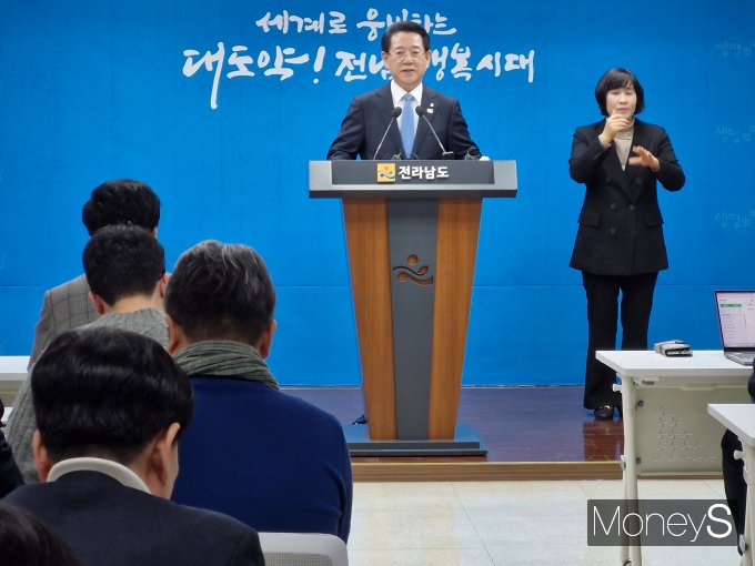 김영록 전라남도지사가 26일 도청 브리핑룸에서 2024년 송년 기자간담회를 갖고 2024년도 주요 성과와 2025년도 도정방향에 대해 발표하고 있다./홍기철기자