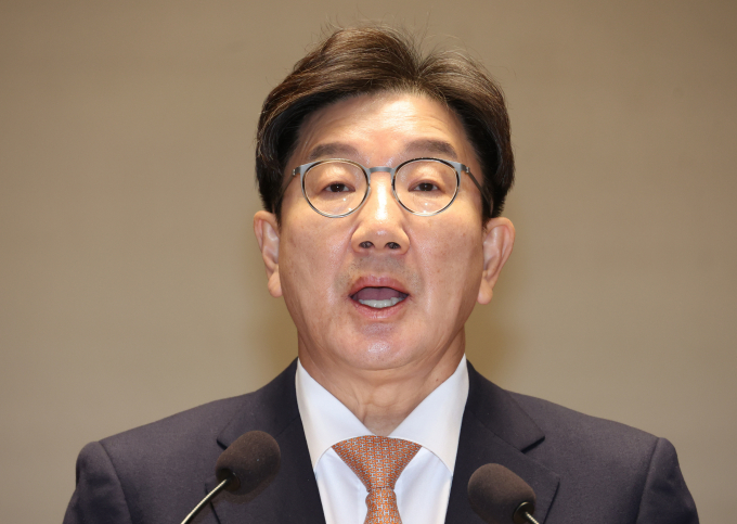 권성동 국민의힘 당대표 권한대행 겸 원내대표 한덕수 대통령 권한대행 겸 국무총리가 여·야 합의 전까지 헌법재판관 임명을 보류하겠다고 한 것에 대해 존중하겠다는 입장이다. 사진은 권 원내대표가 26일 서울 여의도 국회에서 열린 의원총회에서 발언하는 모습. /사진=뉴시스