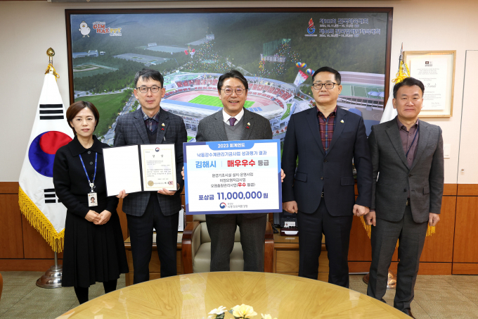 홍태용 김해시장(왼쪽 세번째)이 낙동강수계기금 성과평가에서 3개 부문 1위를 차지한 뒤 공무원들과 함께 기념촬영을 하고 있다. /사진=김해시