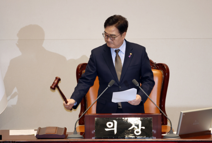 우원식 국회의장이 헌법재판관 후보 3인에 대한 임명동의안 가결 후 한덕수 대통령 권한대행을 비판했다. 사진은 26일 서울 여의도 국회에서 열린 제420회 국회(임시회) 제1차 본회의에서 마은혁, 정계선, 조한창 헌법재판소 재판관 선출안 가결을 선포하는 우원식 국회의장의 모습. /사진=뉴시스 