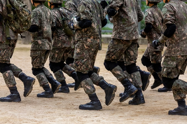 육군 제31보병사단 급식소에서 식사를 한 장병들이 집단 식중독 증세를 보였다. 사진은 기사와 관련 없는 군인의 모습. /사진=이미지투데이