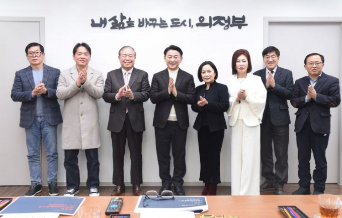 김동근 시장(왼쪽 네 번째)이 지난 24일 캠프 레드클라우드 국가 디자인 클러스터 조성 최종 자문위원회에서 참석자들과 기념사진을 찍고 있다. / 사진제공=의정부시 