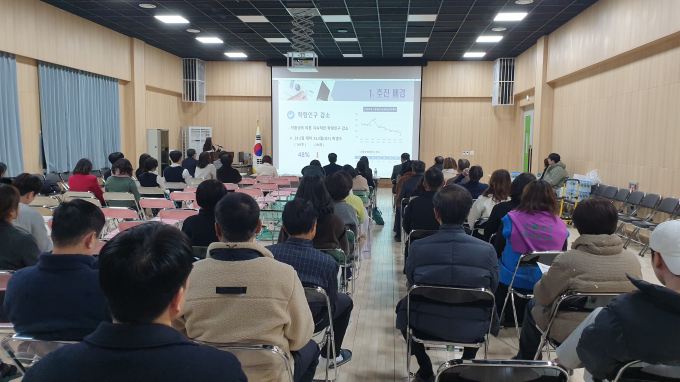경남교육청이 산청 신등중, 고등학교 통폐합을 추진키로 했다. 사진은 신등중, 고등학교에서 통폐합 설명회를 개최하고 있는 모습./사진=경남도교육청