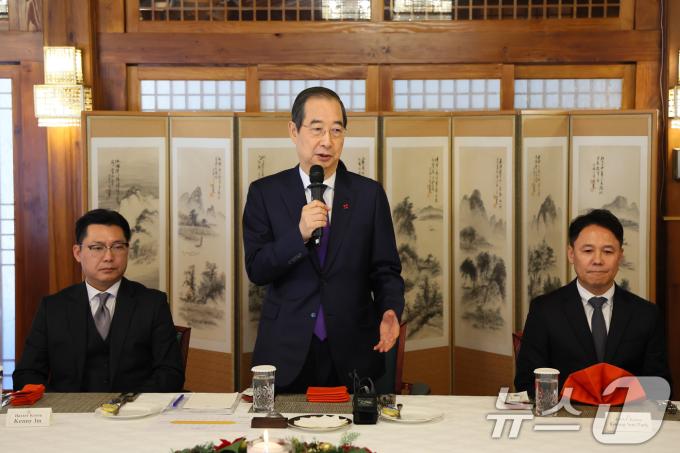 한덕수 대통령 권한대행 국무총리가 26일 서울 총리공관에서 주한 미국상공회의소와 주요 미국계 외국인투자기업을 대상으로 열린 오찬 간담회에서 발언하고 있다. (총리실 제공) 2024.12.26/뉴스1
