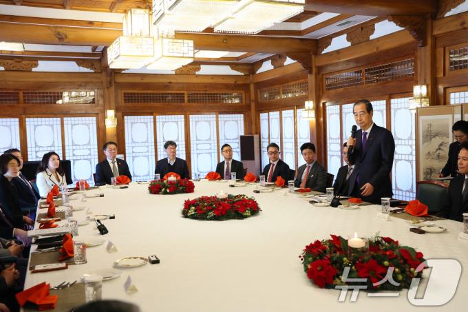 한덕수 대통령 권한대행 국무총리가 26일 서울 총리공관에서 주한 미국상공회의소와 주요 미국계 외국인투자기업을 대상으로 열린 오찬 간담회에서 발언하고 있다. (총리실 제공) 2024.12.26/뉴스1