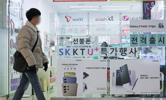 26일 국회 본회의에서 단통법(이동통신단말장치 유통구조 개선에 관한 법률)이 통과됐다. 사진은 지난 2월22일 서울 한 휴대폰 매장 앞으로 시민이 지나가는 모습. /사진=뉴스1