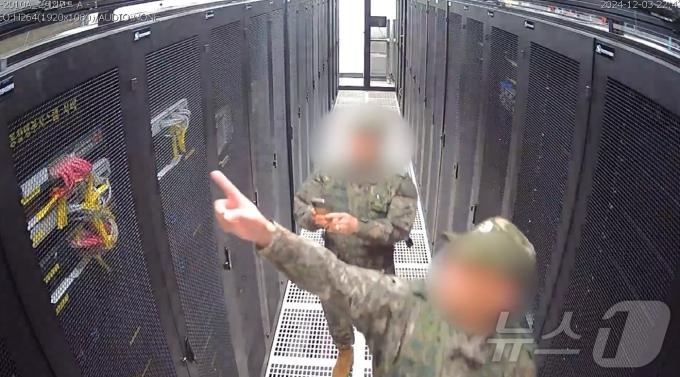 국회 행정안전위원회가 비상계엄 당시 선거관리위원회에 투입된 계엄군이 선관위 시스템 서버를 촬영하는 장면이 담긴 내부 CCTV를 지난 6일 공개했다. 2024.12.6/뉴스1(행정안전위원회 제공)