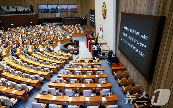 우원식 국회의장이 26일 오후 서울 여의도 국회에서 열린 제420회국회(임시회) 제1차 본회의에서 야당 의원들이 여당 불참 속에 헌법재판소 재판관(마은혁, 정계선, 조한창) 선출안 통과를 알리고 있다. 2024.12.26/뉴스1 ⓒ News1 안은나 기자