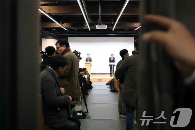 '12·3 비상계엄' 사태 핵심 피의자 김용현 전 국방부 장관 측의 변호인단인 유승수(오른쪽) 이하상 변호사가 26일 오전 서울 서초구 한국컨퍼런스센터에서 김 전 장관 입장발표 기자회견을 하고 있다. (공동취재) 2024.12.26/뉴스1 ⓒ News1 구윤성 기자