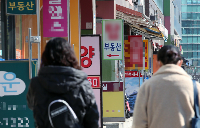 중개사무소 업계에 불황의 그늘의 짙게 깔린 것으로 조사됐다. 사진은 서울시내 한 중개사무소 밀집 지역. /사진=뉴스1
