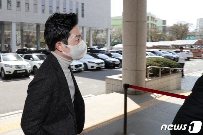 가상 화폐를 상장해 주겠다는 명목으로 수십억 원을 받은 혐의를 받는 프로골퍼 안성현이 2일 서울 양천구 서울남부지방법원에서 열린 특정경제범죄가중처벌법상 사기·배임수재 관련 공판에 출석하고 있다. 2024.4.2/뉴스1 ⓒ News1 이승배 기자