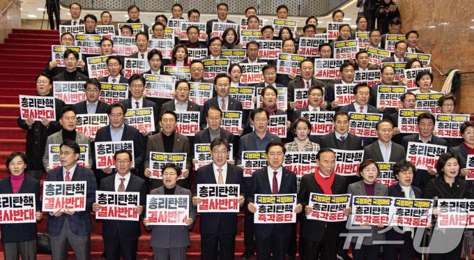 권성동 국민의힘 대표 권한대행 겸 원내대표를 비롯한 의원들이 26일 오후 서울 여의도 국회에서 열린 제420회 국회(임시회) 제1차 본회의를 마친 후 더불어민주당의 국정인질 탄핵겁박 규탄대회를 하고 있다. 2024.12.26/뉴스1 ⓒ News1 이재명 기자