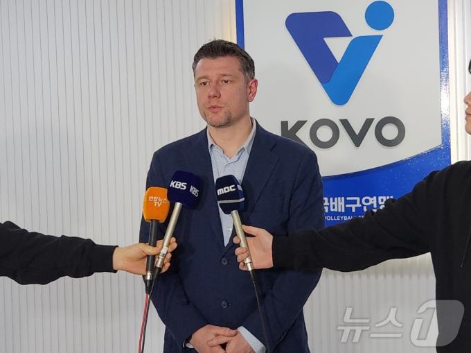 26일 KOVO 상벌위원회에 출석한 다니엘레 흥국생명 수석코치. ⓒ News1 이재상 기자