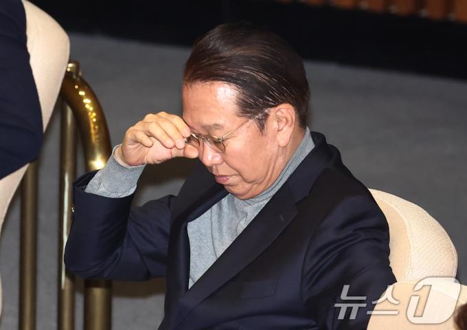 권영세 국민의힘 비대위원장이 26일 오후 서울 여의도 국회에서 열린 제420회국회(임시회) 제1차 본회의에서 안경을 고쳐쓰고 있다. 2024.12.26/뉴스1 ⓒ News1 김민지 기자