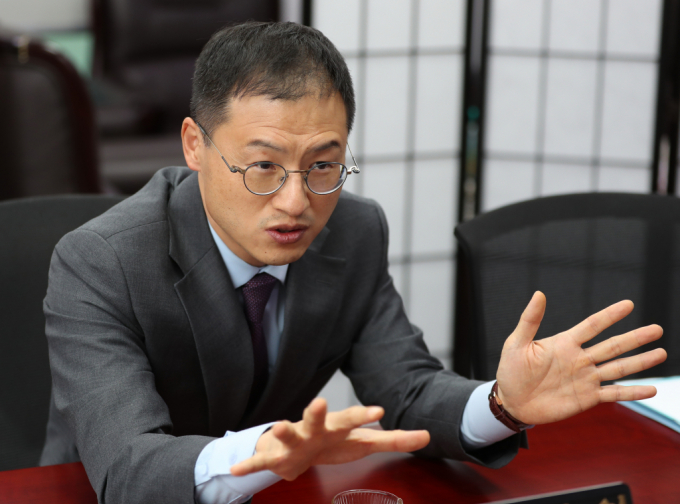 김상욱 국민의힘 의원이 한덕수 대통령 권한대행에 대한 탄핵소추안 표결에 참석 의사를 밝히며 찬반 여부는 고민 중이라고 밝혔다. 사진은 지난17일 인터뷰를 진행한 김상욱 국민의힘 의원의 모습. /사진=머니투데이