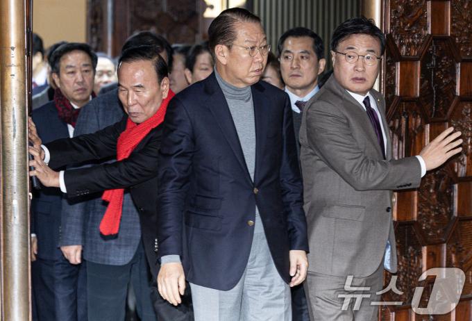 국민의힘 비상대책위원장에 지명된 권영세 의원을 비롯한 의원들이 26일 오후 서울 여의도 국회에서 열린 제420회 국회(임시회) 제1차 본회의에 참석하고 있다. 이날 국민의힘 의원들은 의사 일정중 마은혁·정계선·조한창 헌법재판소 재판관 선출안에 대한 표결에 불참했다. 2024.12.26/뉴스1 ⓒ News1 이재명 기자
